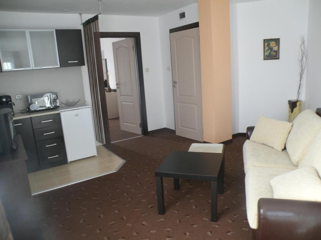 Макао Семеен Хотел Hotel Равда Екстериор снимка
